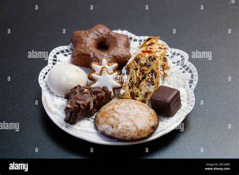 Kulinarisches Stillleben: Lebkuchen, Pfeffernüsse und Magenbrot angerichtet auf einem Holzteller
