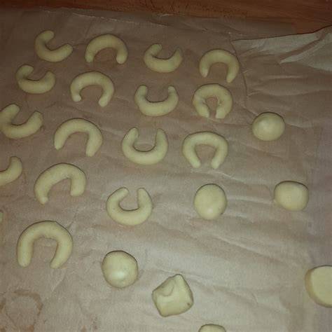 Kulleraugen-Motive, fertig gebackene Kekse und Zutaten