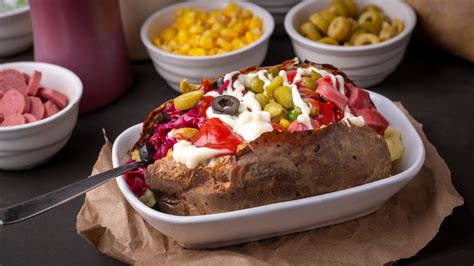 Kumpir mit Radicchio, Frühlingszwiebeln und Sucuk