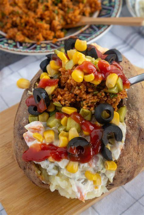 Kumpir mit mediterranen und traditionellen Beilagen