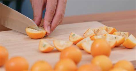 Kumquats auf einem Holzbrett
