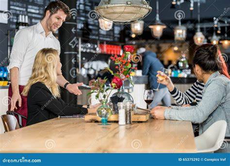 Kunden im Café Kristall