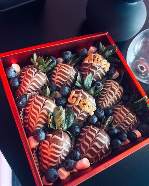 Kundenerlebnis: Geschenkbox mit weiß schokolierten Erdbeeren