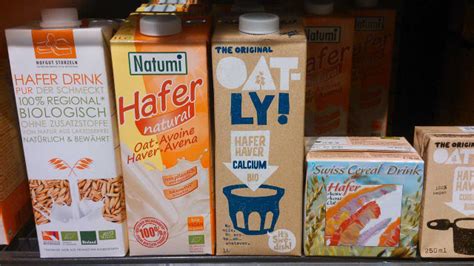 Kundinnen mit Hafermilch im Supermarkt