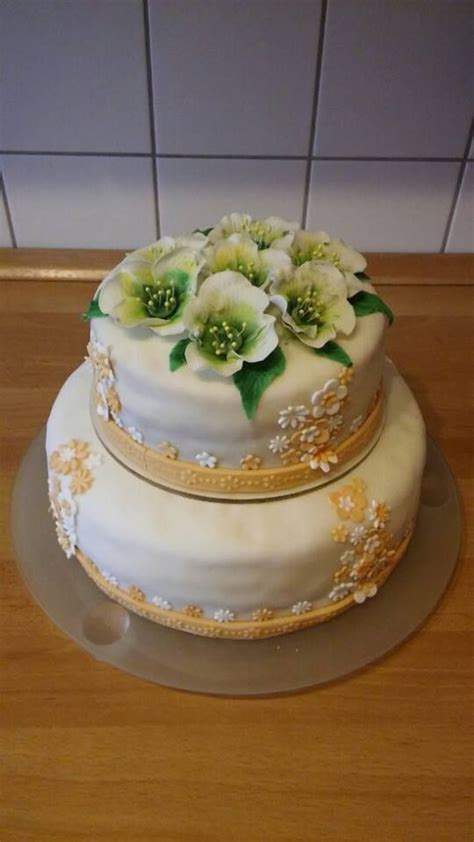 Kunstblumen und Zuckerblumen auf Torte