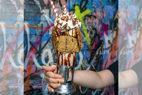 Kunstvoll dekorierte Gelato-Becher und Freak Shakes