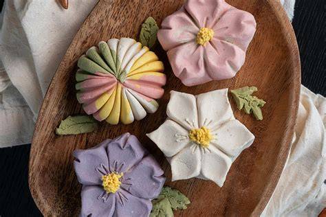 Kunstvoll geformte Wagashi aus Wasanbon auf einem traditionellen Tablett