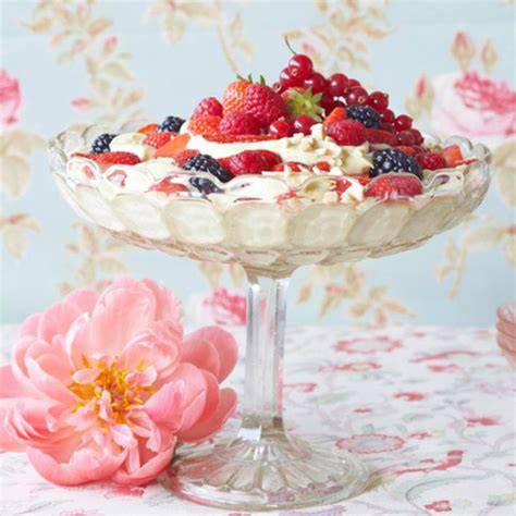 Kunstvoll geschichtetes Dessert mit Vanillecreme, Beeren und Gelee