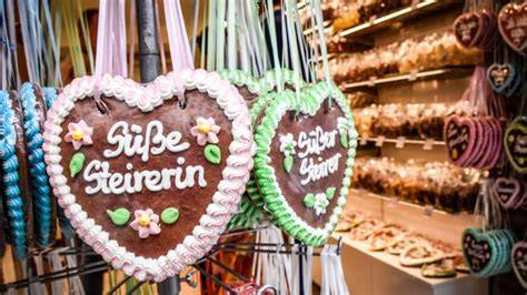 Kunstvoll verzierte Lebkuchenherzen und Spezialitäten des Hauses