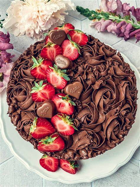Kunstvolle Erdbeer-Anordnung auf Schokokuchen