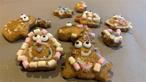 Kunterbunt verzierte Lebkuchen mit Kindern gebacken