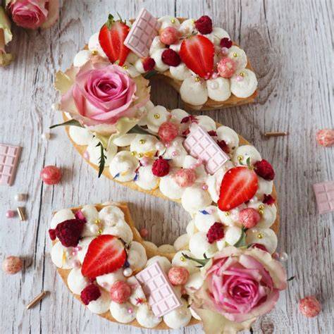 Kunterbunte Zuckertüten-Torte mit Deko aus Buchstaben und Süßigkeiten