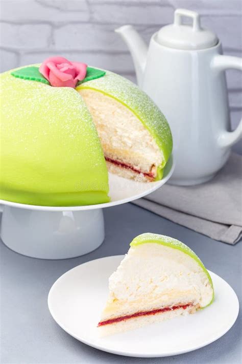 Kuppelaufbau und Eindecken der Prinsesstårta mit grünem Marzipan