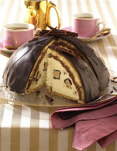 Kuppeltorte mit Biskuitwand und Schokosahnefüllung