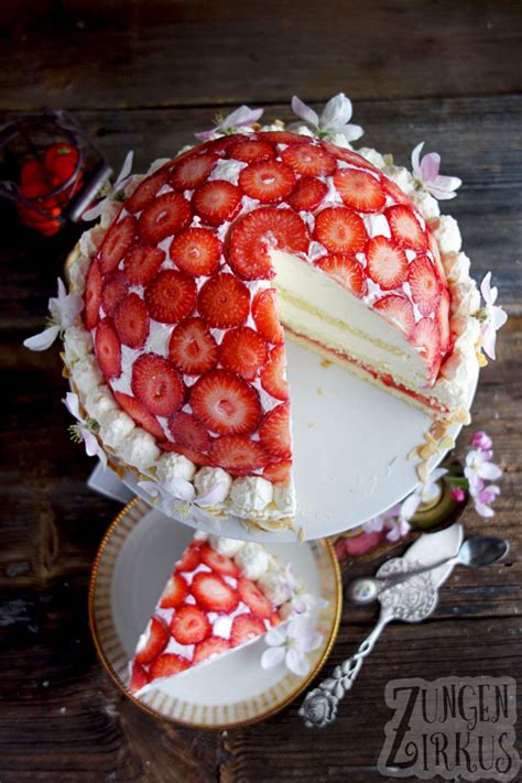 Kuppeltorte mit angeschnittener Füllung: Quark, Erdbeeren, Biskuit