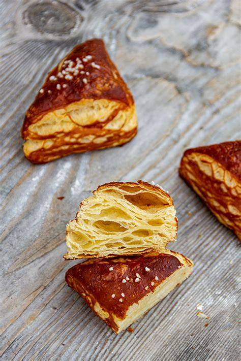 Kurz-Anleitung: Franzbrötchen ohne Plunderteig, Zutaten und fertige Brötchen