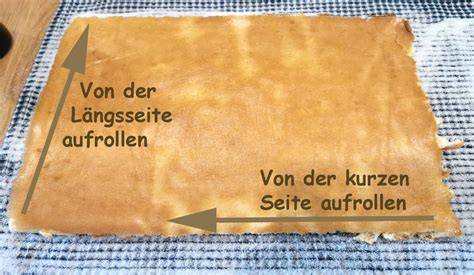 Kurzanleitung: Aufrollen mit Geschirrtuch, Kanten abschneiden, Anrichten