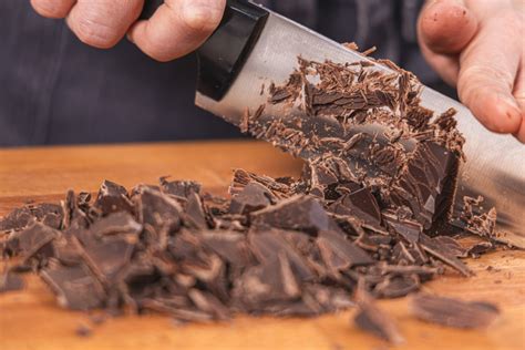 Kuvertüre hacken und Schüssel mit Ganache