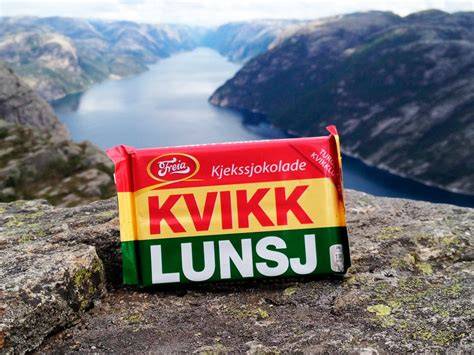 Kvikk Lunsj Riegel auf einer Berglandschaft