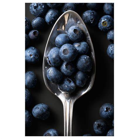 Löffel mit Blaubeercreme und frische Blaubeeren, Nahaufnahme