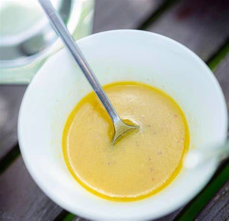 Löffel mit cremiger Dickmilchmousse