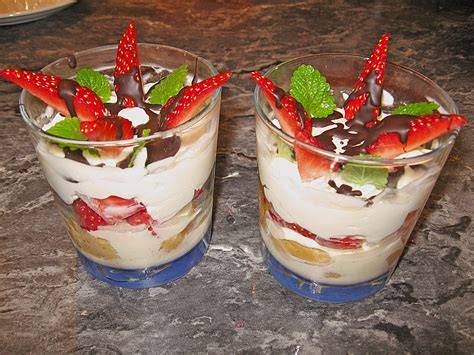 Löffelbiskuit Dessert angerichtet mit Schokoraspeln und Früchten