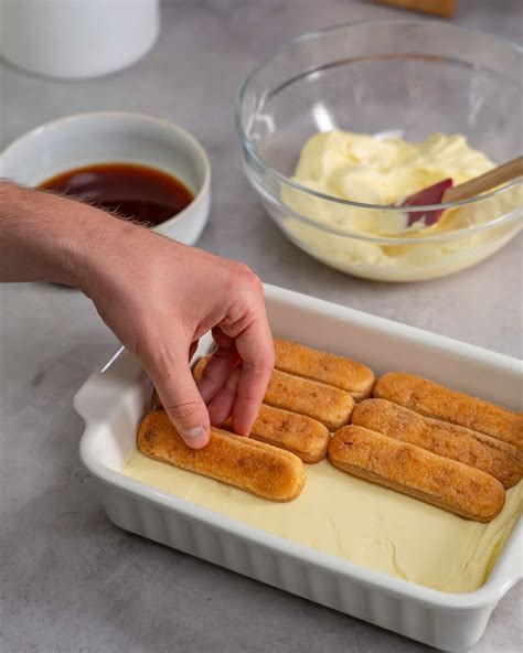 Löffelbiskuits im Tiramisu geschichtet