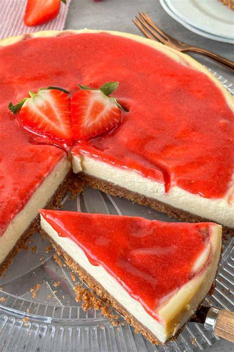 Löffelkuchen-Variante: Boden, Vanillecreme, Erdbeerspiegel im Spaghetti-Eis-Look