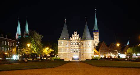 Lübeck bei Nacht mit beleuchteten Marzipan-Schaufenstern