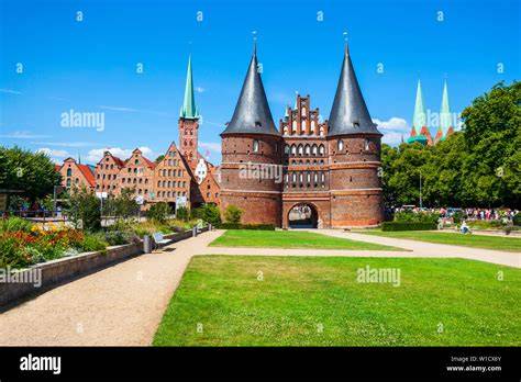 Lübecker Altstadt und Holstentor mit Marzipandekorationen