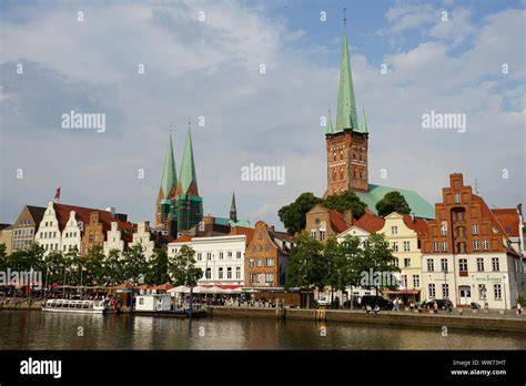 Lübecker Altstadt und typische Marzipan-Verpackungen