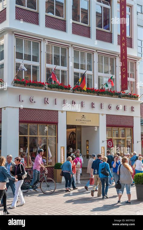 Lübecker Breite Straße mit Café Niederegger