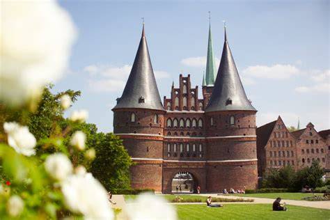 Lübecker Holstentor und historische Marzipanspeicher