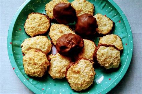 Lübecker Marzipan Makronen: Serviert auf einer festlichen Tafel