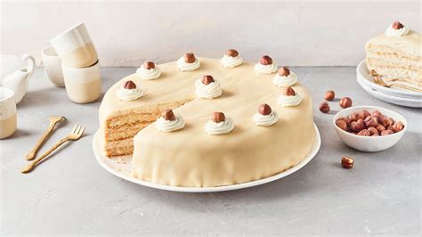 Lübecker Marzipantorte mit Haselnussdeko