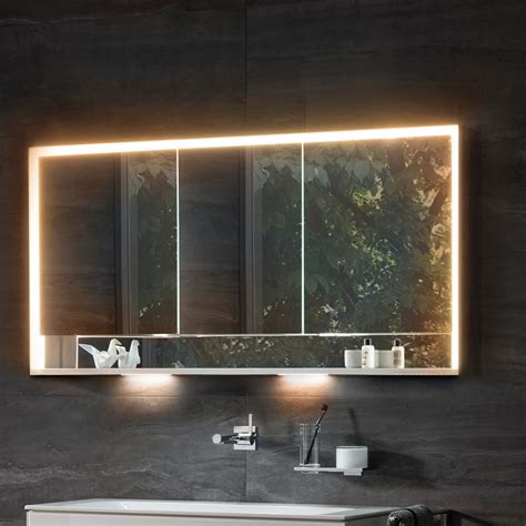 LED-lichttechnik und integrierte Spiegelheizung im Keuco Royal Reflex Spiegelschrank