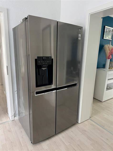 LG Side-by-Side Kühlschrank Frontansicht mit Bedieneinheit und Eis-/Wasserspender