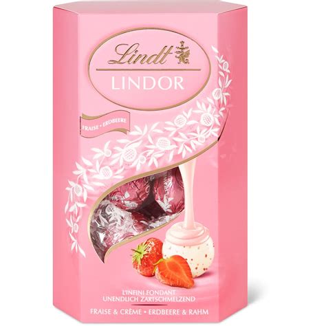 LINDOR Erdbeere Kugeln auf einem Teller