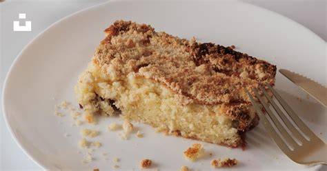 LPG-Kuchen auf einem Teller, angestochenes Stück