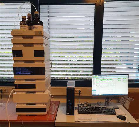 Laboranalyse von Schokolade: HPLC-Gerät und Auswertung