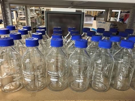 Laborglas mit getesteten Schokoladenproben