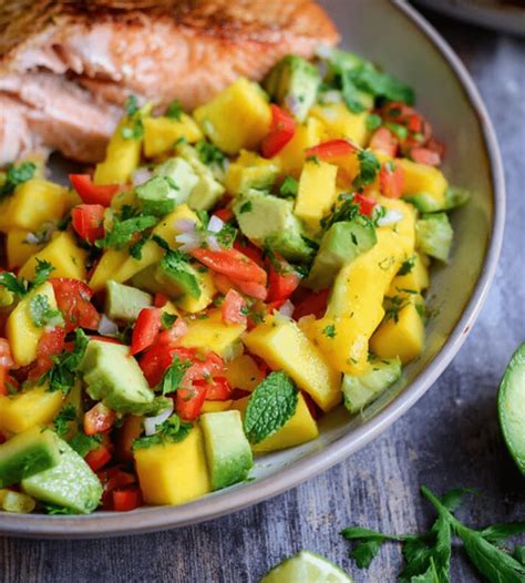 Lachs mit Salat und Mango als frische Beilage