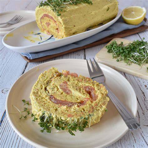 Lachs-Biskuitrolle angerichtet auf Festtafel