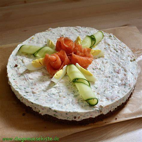 Lachs-Frischkäse-Torte Dekoration mit Dill und Lachs