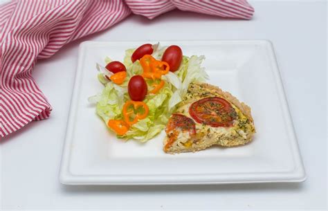 Lachs-Quiche angerichtet auf Teller mit buntem Salat