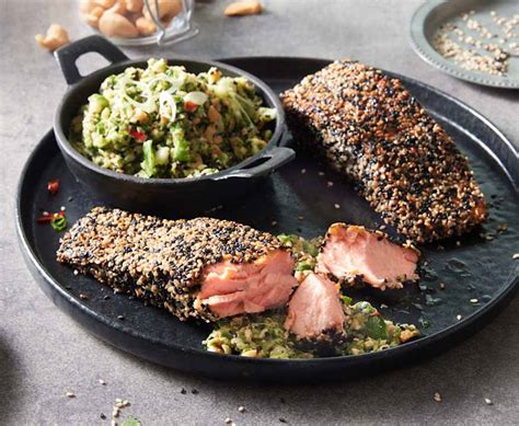 Lachsfilet in asiatischer Zubereitung mit Sesamkruste und Limetten