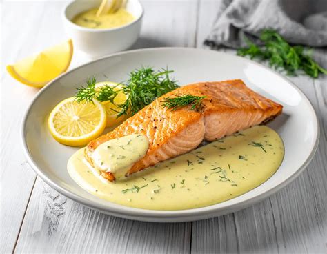 Lachsfilet mit Honig-Senf-Soße und frischem Dill serviert