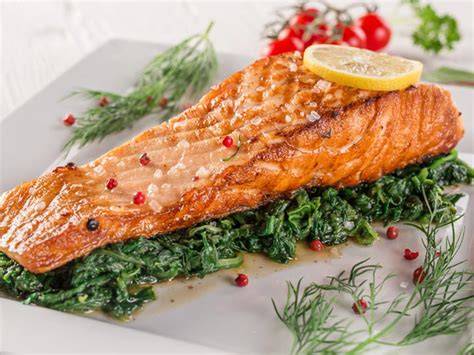 Lachsfilet mit Kartoffelpüree und Spinat angerichtet