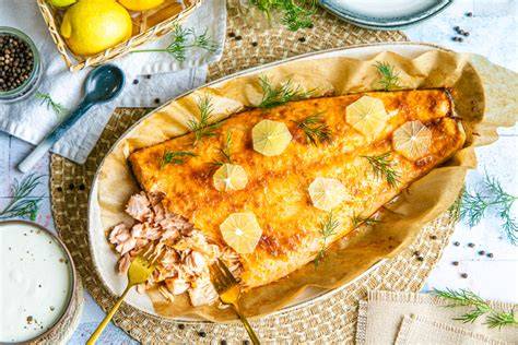 Lachsseite im Ofen auf Zitronenscheiben, mit Honig-Senf-Marinade glasiert