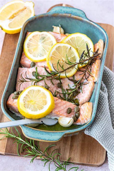 Lachswürfel auf Zitronenscheiben im Ofen